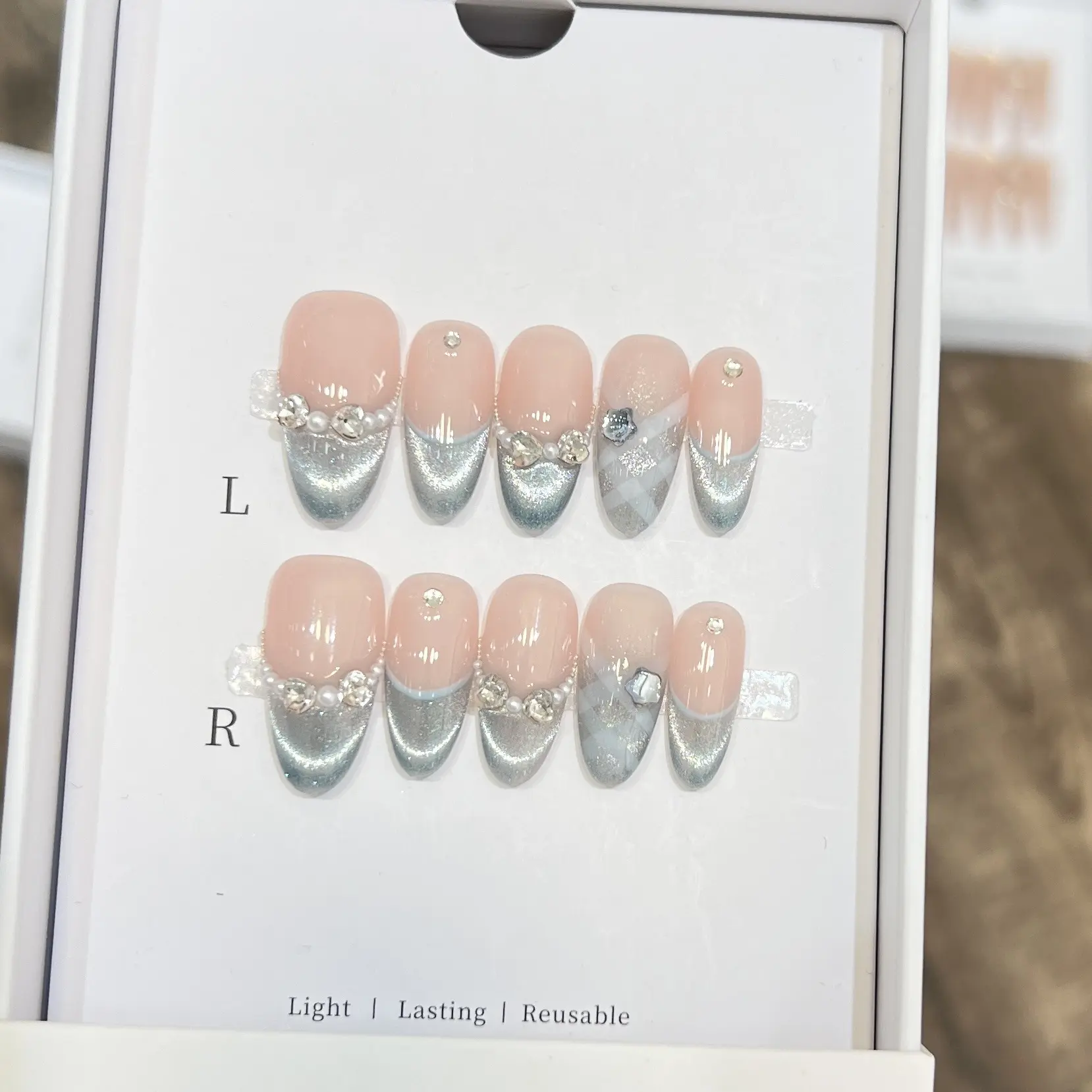 手工穿戴甲高级感蓝色猫眼微笑法式碎钻珍珠美甲手绘风菱格指甲片