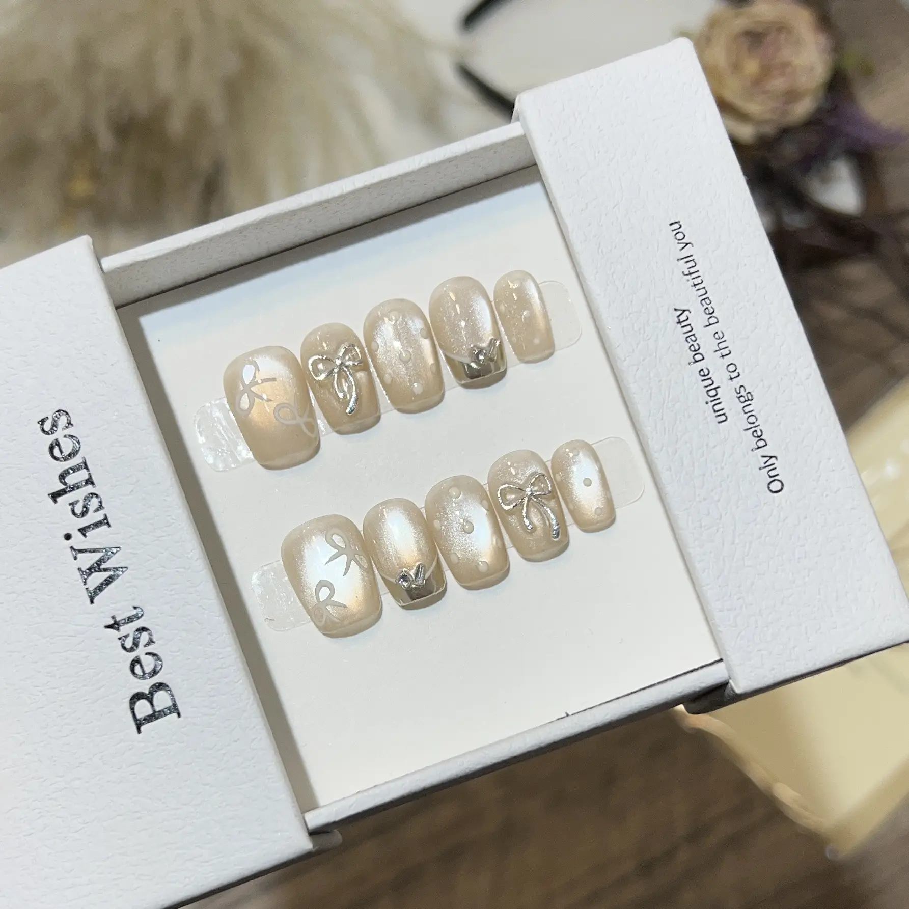 猫眼香风穿戴甲短款高级氛围感灯泡猫眼美甲手绘蝴蝶结魔镜法式