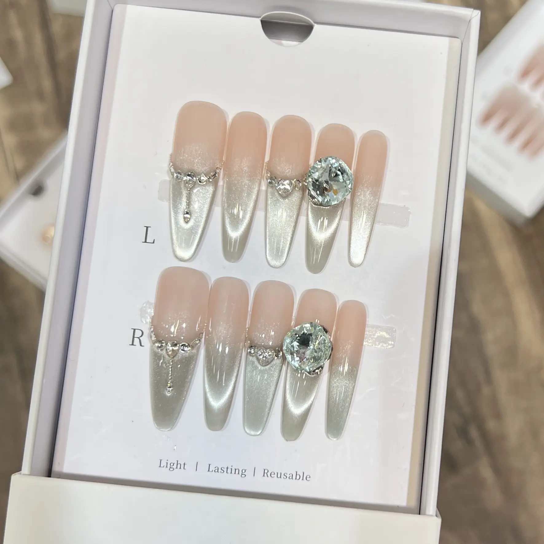 黛瑞森 绿洲之星爆闪钻美甲可爱猫眼法式碎钻裸色穿戴甲纯手工甲