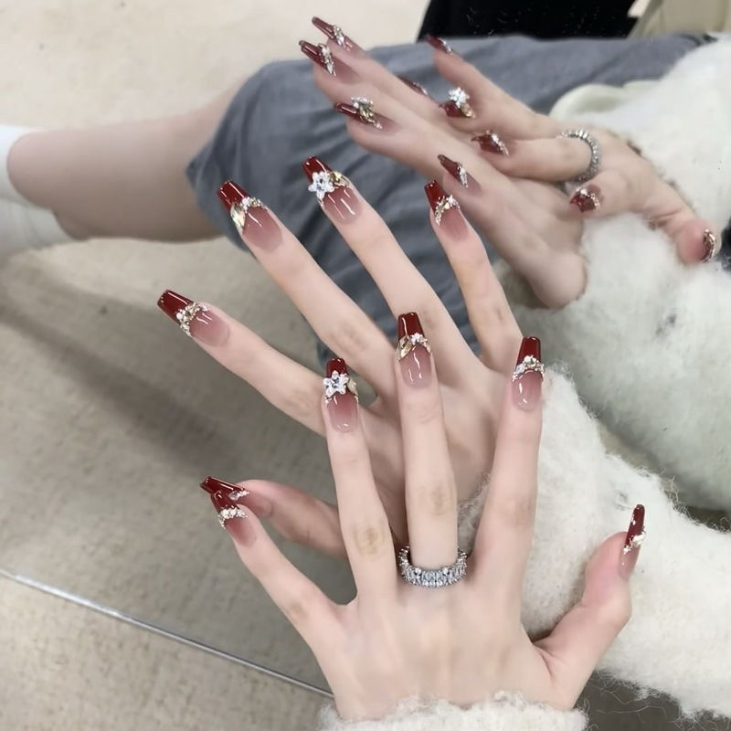 法式酒红美甲穿戴甲片秋冬高级感指甲贴气质晕染碎钻假指甲新年甲