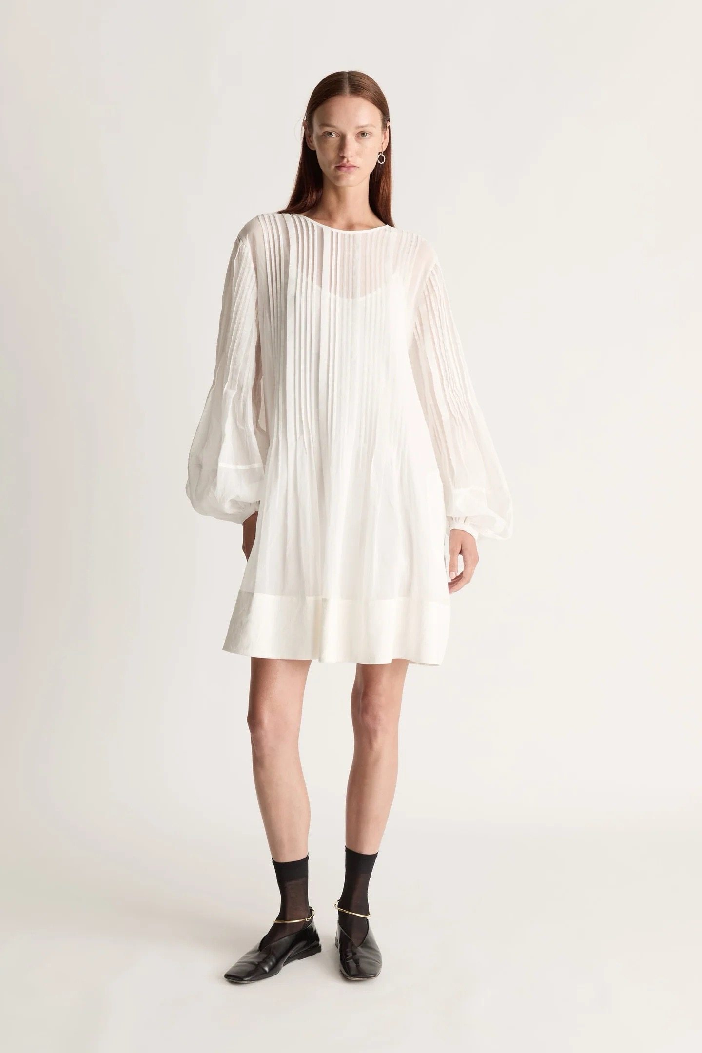 欧洲站棉质白色竖向打条灯笼袖宽松长袖连衣裙2026新款度假休闲