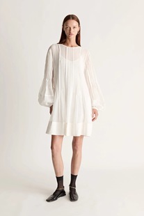 欧洲站棉质白色竖向打条灯笼袖宽松长袖连衣裙2026新款度假休闲