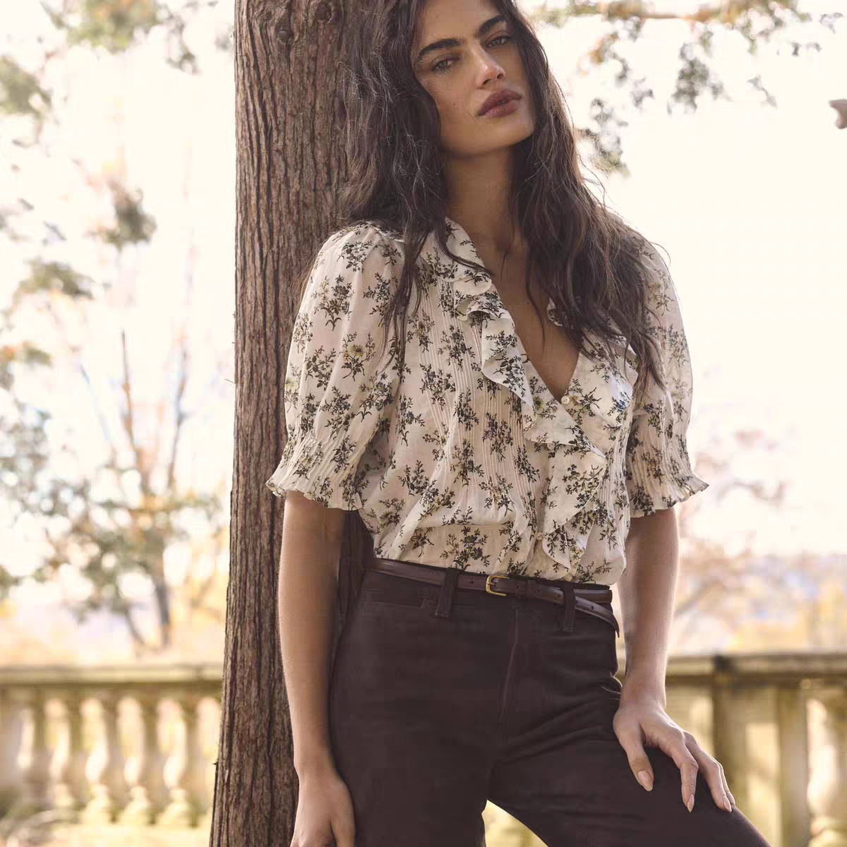 欧洲站柔软棉质碎花荷叶边V领衬衫上衣2026新款度假休闲百搭上衣