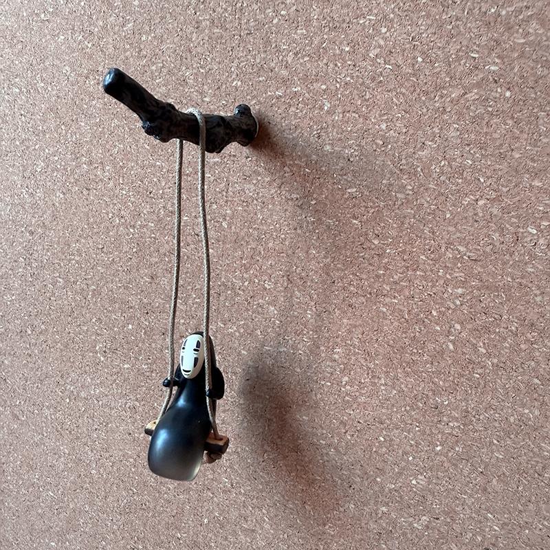 1套无脸男荡秋千创意图钉按钉千与千寻墙装饰毛毡板软木板挂钩钉