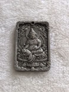 精美无暇的瑞典m铁陨石黄财神平安牌 重37.5克。工艺精湛。