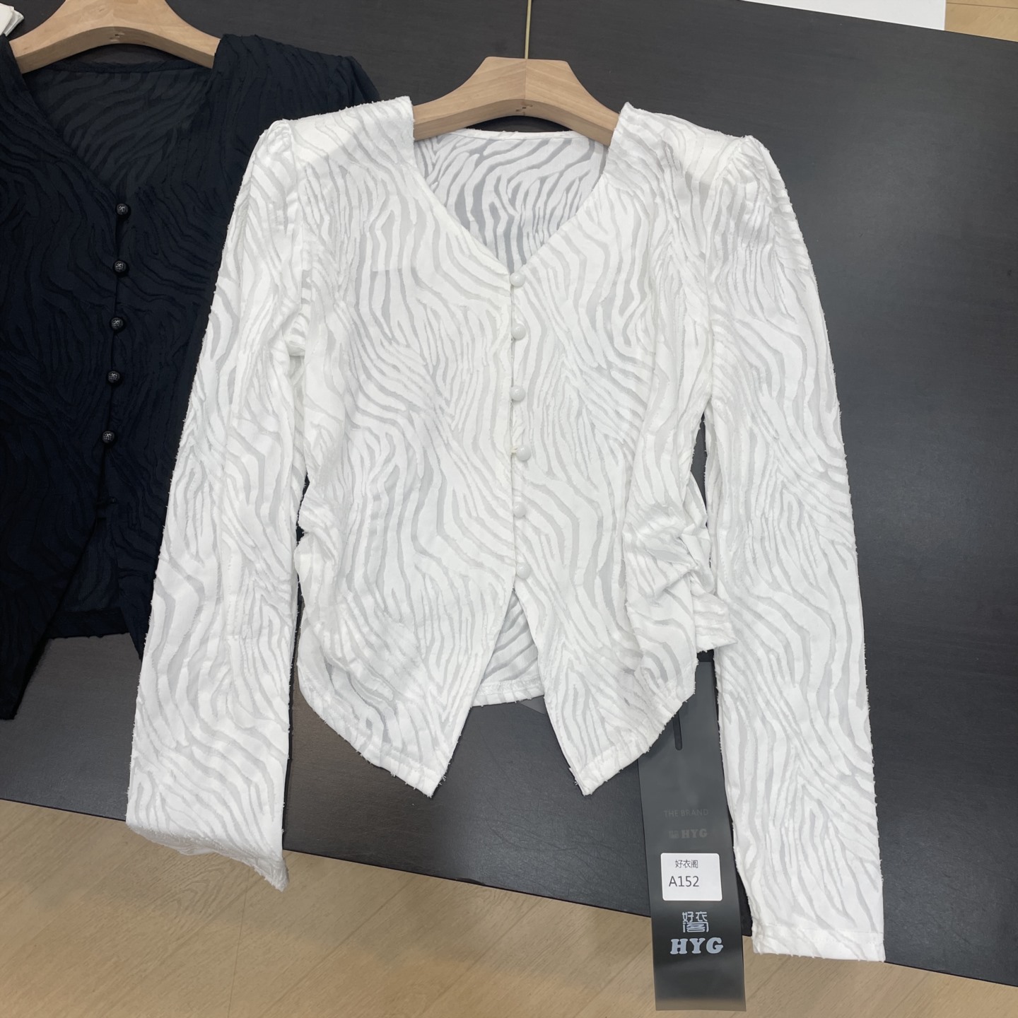 衬衫纯色V领单排扣2025秋季新款休闲小众设计上衣女I#9