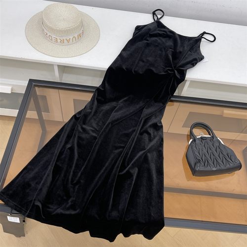 高级感黑色金丝绒连衣裙新款秋冬吊带裙收腰内搭小黑裙k#16