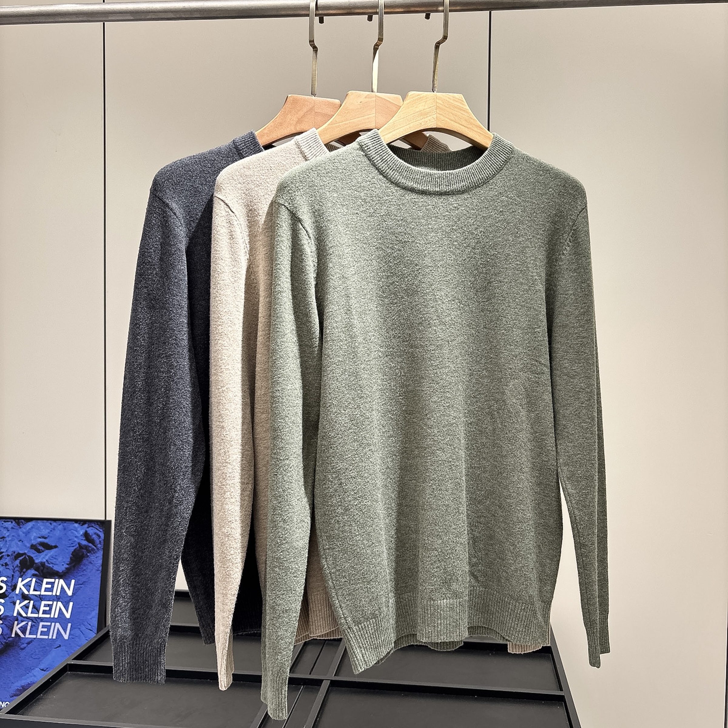 男士保暖亲肤纯色圆领针织衫毛衣