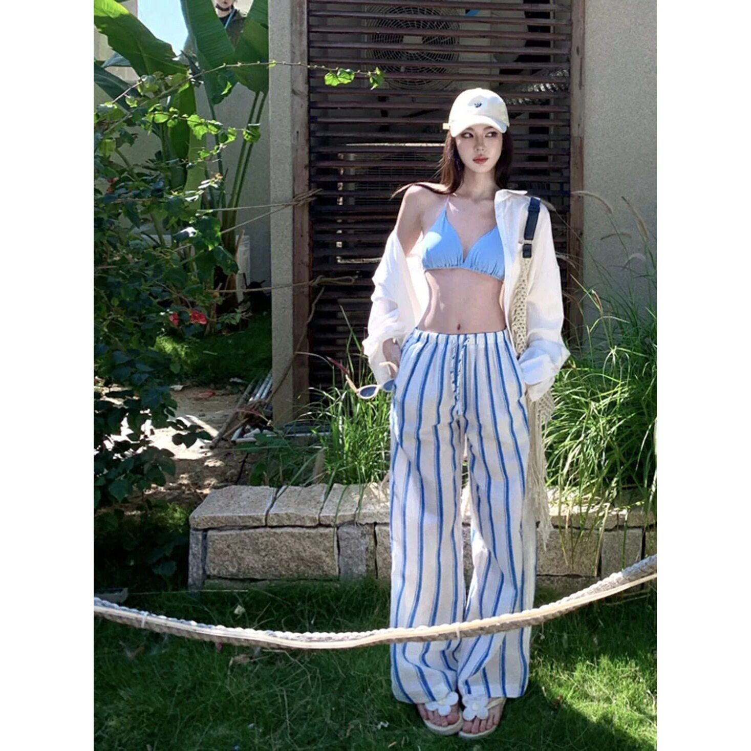 松弛感韩风海边裤子休闲白色防晒衬衫明媚感蓝色比基尼度假风穿搭