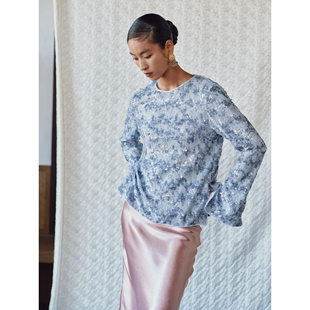 PaleBlueDot蓝点2026春夏不规则亮片侧开衩修身 套头T恤 微喇长袖