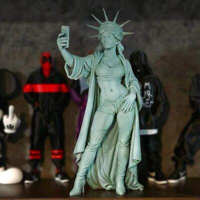 跨境热销tatue of Liberty elfie Figurine自由女神像自拍雕像