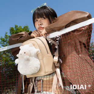 IOIAI高颜值小羊皮质双肩包小型轻便百搭背包女通勤旅游可爱书包