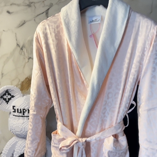 性感粉色豹纹珊瑚绒睡袍睡衣女款冬季高级感加绒加厚长款吸水浴袍