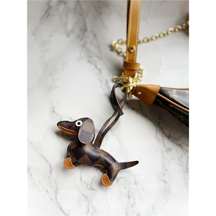 LV&GEDETE 香肠狗棕色老花包包挂件汽车钥匙扣挂饰后视镜装饰挂链