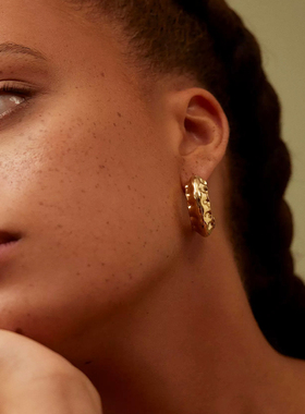 Louise Damas 品牌授权浮雕纹理耳圈手工雕刻金复古气美耳环女