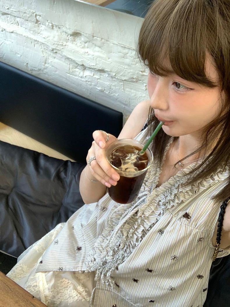 【13C】独家设计 重工小蝴蝶刺绣条纹木耳边设计感无袖衬衫上衣女