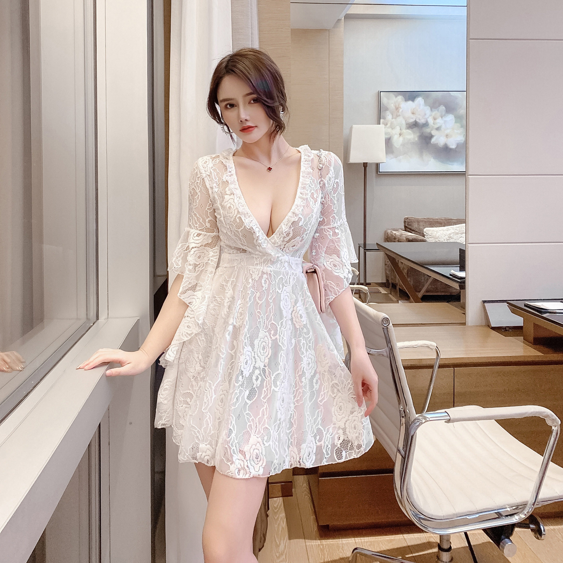 2021春新款性感夜店连衣裙蕾丝低胸收腰显瘦中袖小礼服裙主播服装