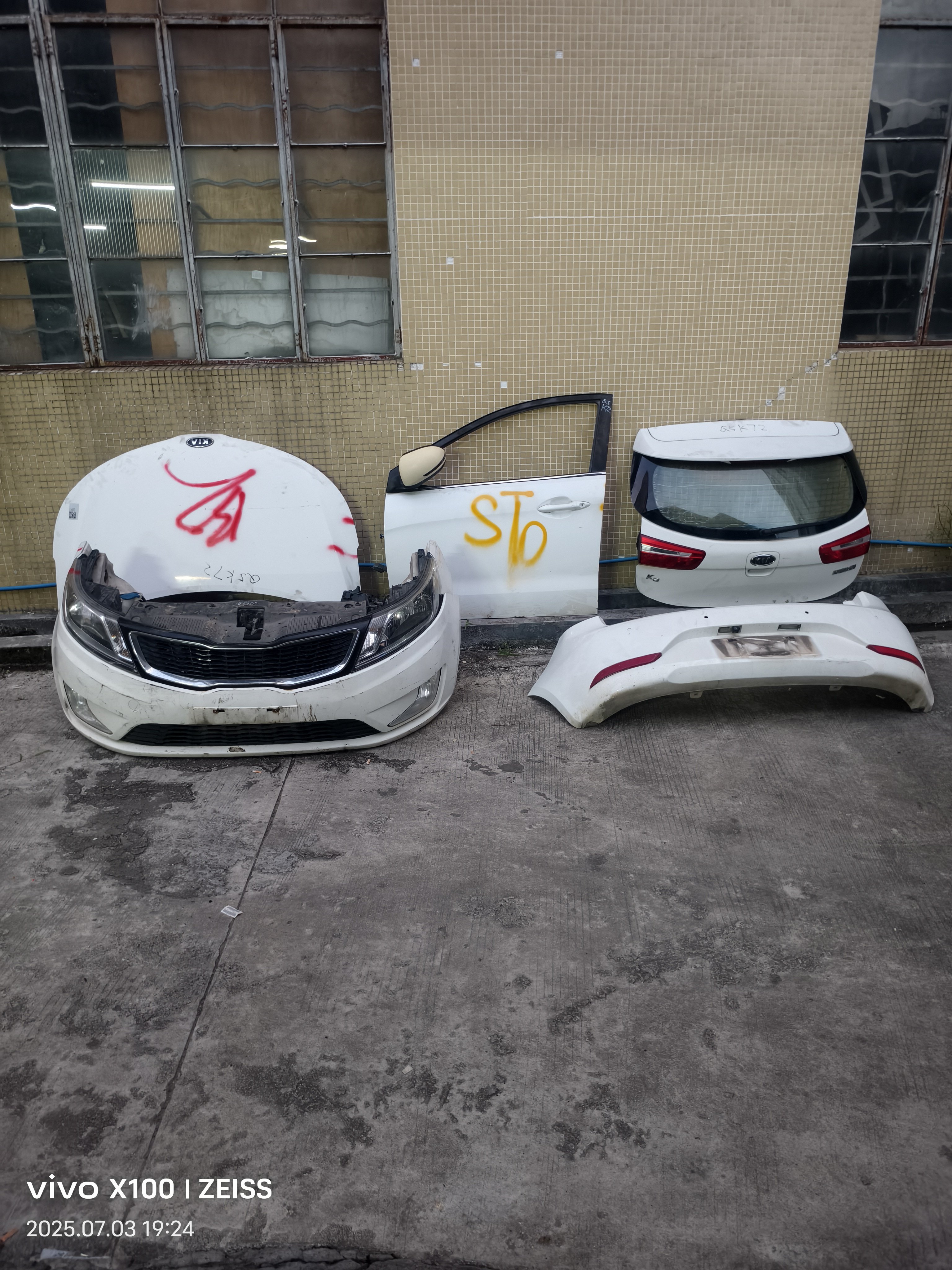 起亚K2两厢版左前门尾盖机盖前嘴一套后保险杠总成二手原装拆车