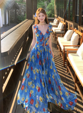 海边度假绝美多巴胺蓝色V领碎花吊带连衣裙女设计感收腰沙滩长裙