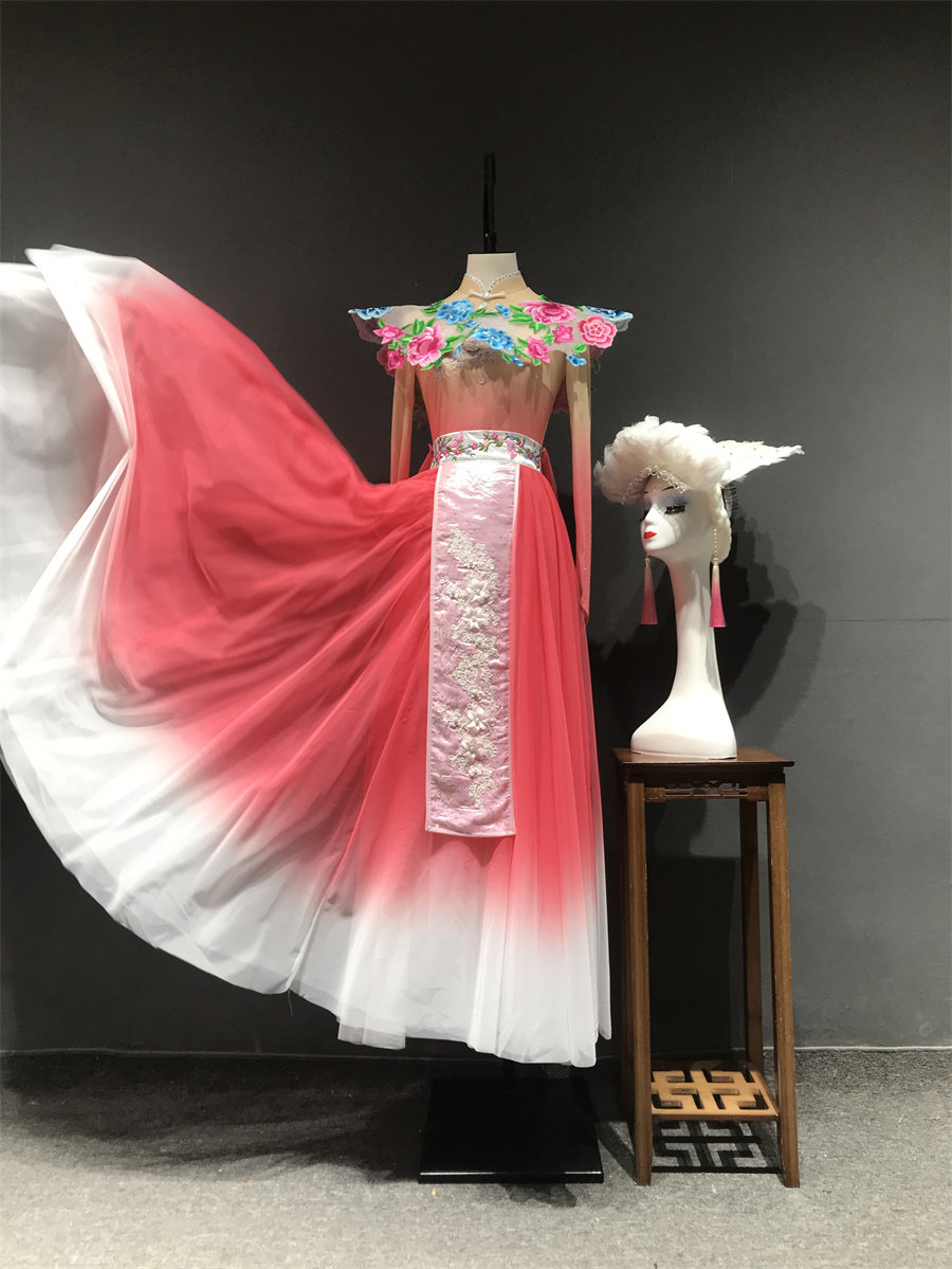 女子羌族群舞云上舞蹈服中国风少数民族大摆裙演出服饰云肩表演服