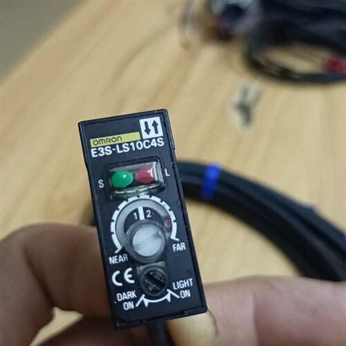 库存日本产欧姆龙E3S-LS10C4S光电开关,无包(请询价)