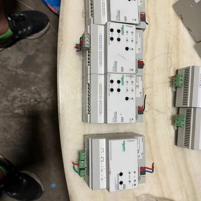 施耐德 MTN649802 三台 MT649330 一台,(请询价)