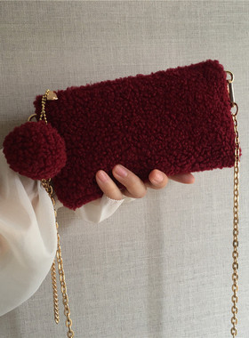 红色毛毛手机包新款拉链零钱袋手拿包复古仿羊羔毛化妆单肩斜挎包
