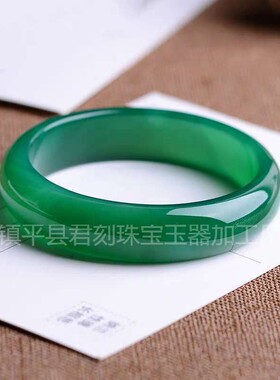 2026厂家天然绿玛瑙手镯 巴西玛瑙玉镯冰种玉髓翠绿色玉石镯子