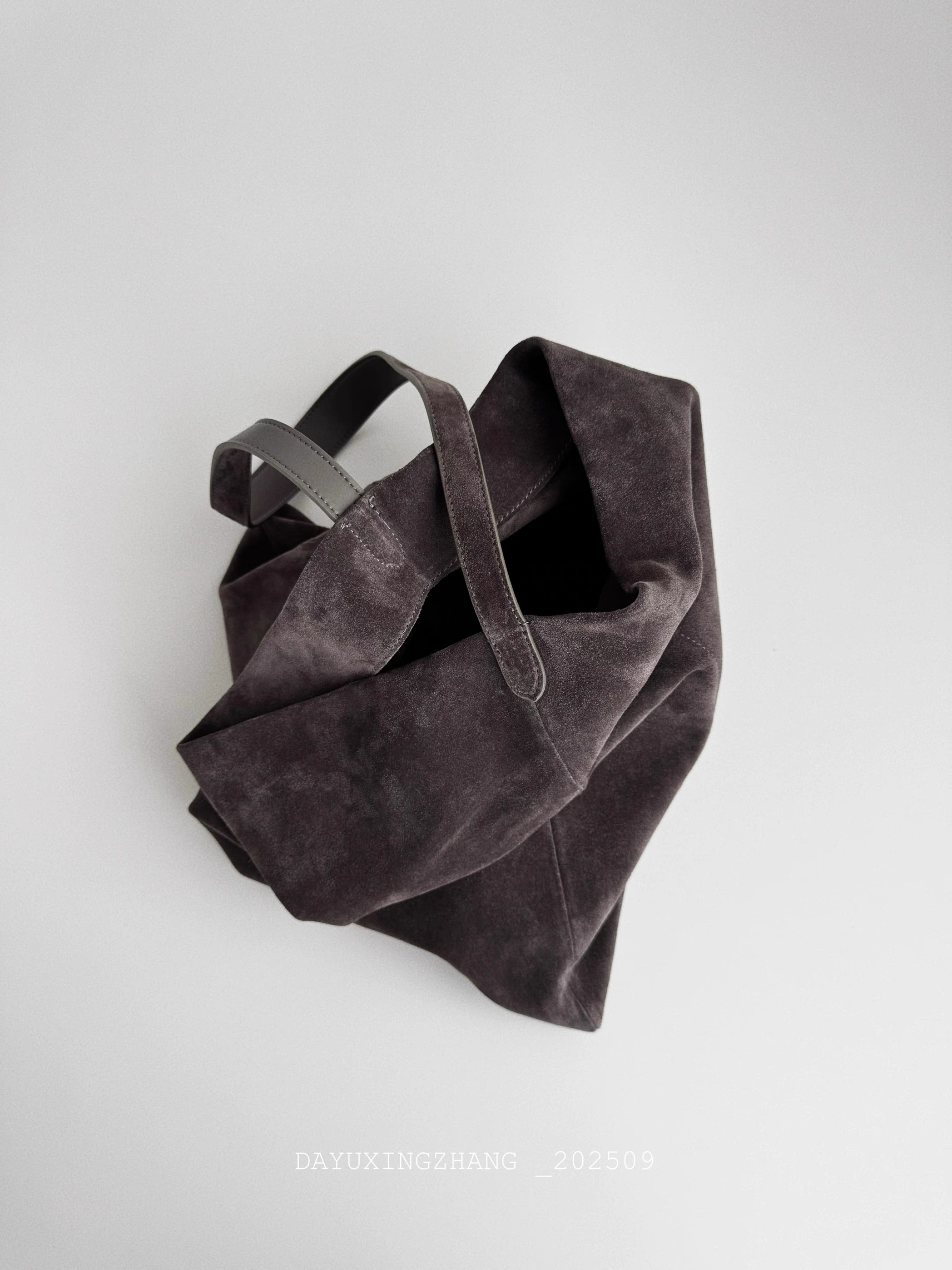 大宇姓张自制慵懒与松弛诧寂风秋冬托特腋下包大容量单肩手提包