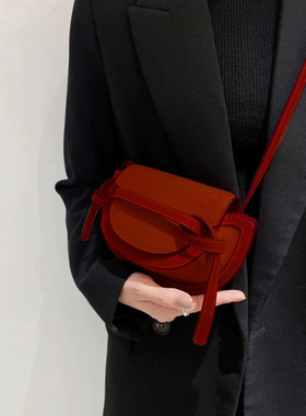 2024秋复古绑带红色单肩斜挎包包女新娘包结婚包女小包斜挎马鞍包