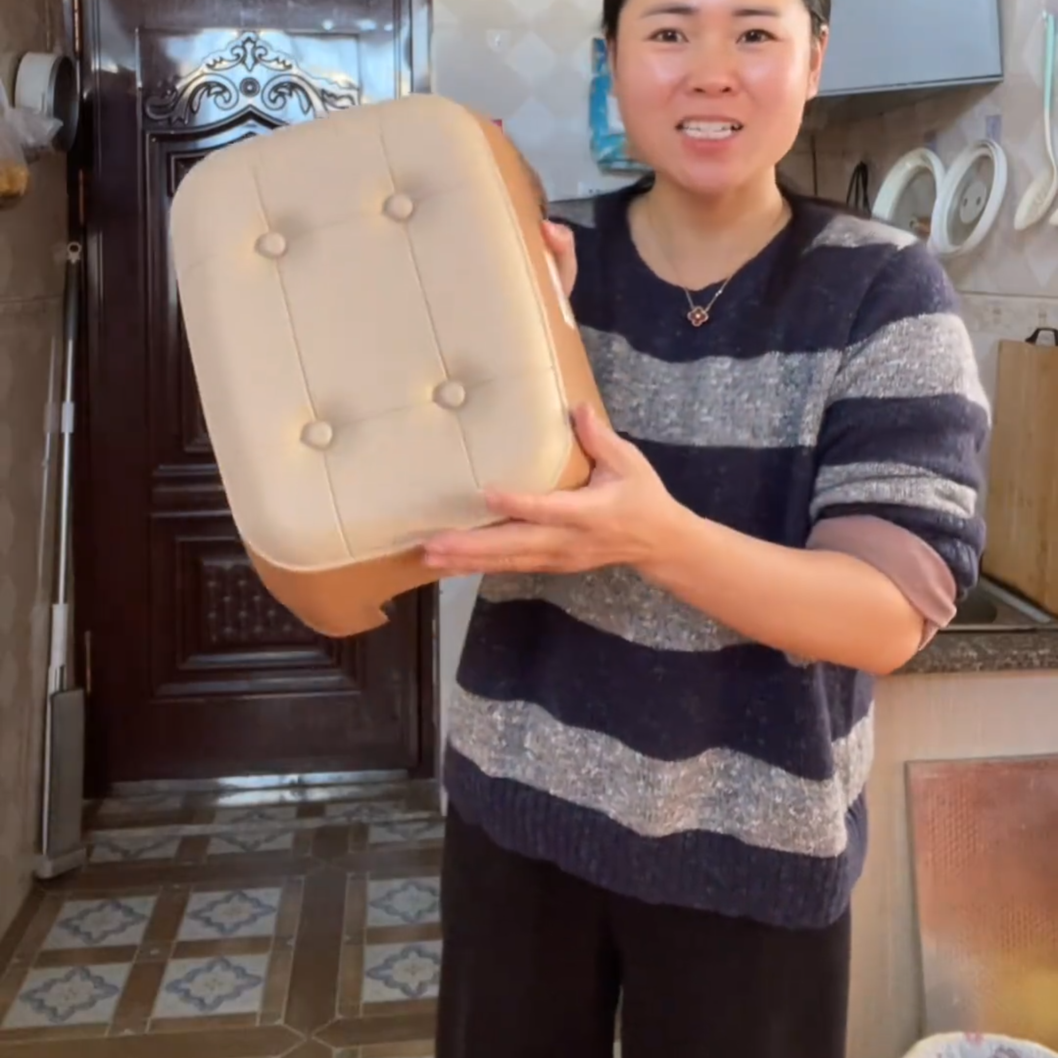 家用小矮凳子儿童靠背可拆卸防滑耐摔塑料小椅子户外幼儿园便携凳