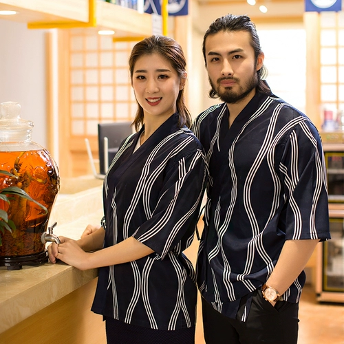 Рабочие рабочие службы японского ресторана в ресторан