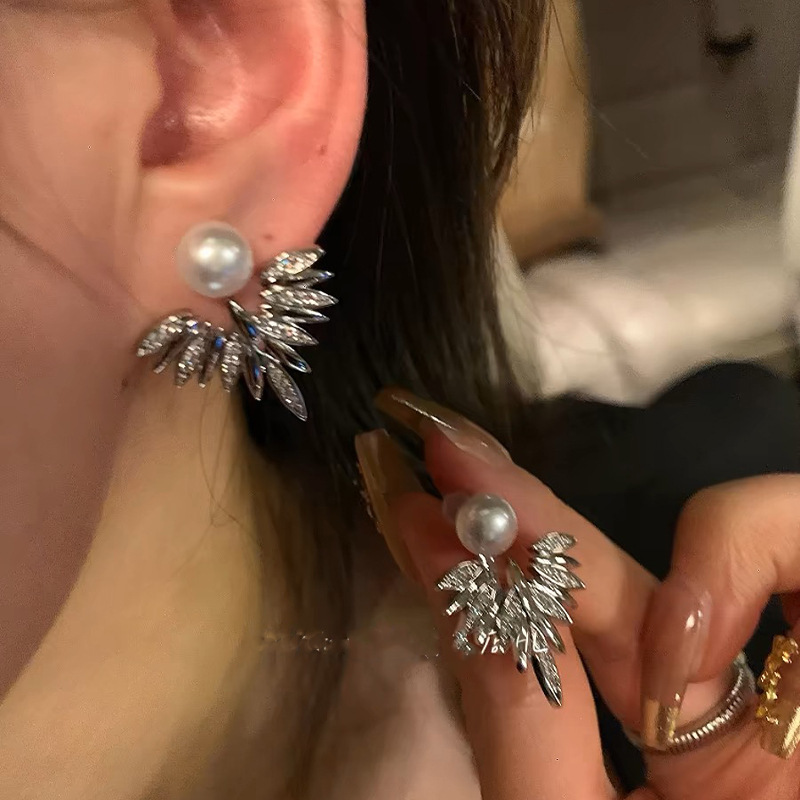 小众设计高级感新款后挂式羽毛珍珠耳钉独特耳环春夏高级感耳饰女