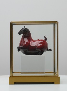 现代新中式红色马玻璃展示柜摆件