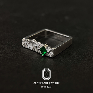 AUSTIN翱森·山止川行 山峰戒指 男戒风培育祖母绿 拉丝工艺