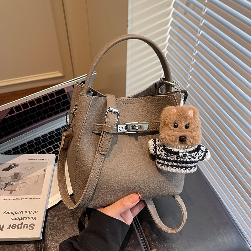 2025新款简约休闲水桶包女高级小众手提包爆款洋气百搭单肩斜挎包,箱包皮具/热销女包/男包,水桶包,淘宝优惠券,粉丝福利购,淘宝优惠卷