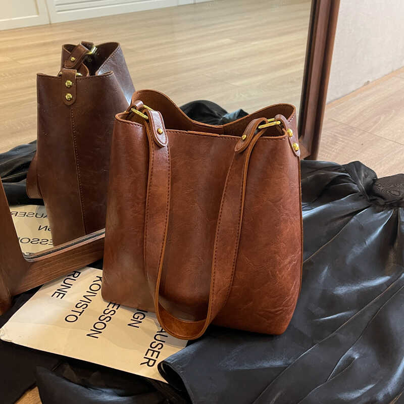 高级感复古大容量包包女2025新款秋冬时尚通勤水桶包百搭斜挎包潮