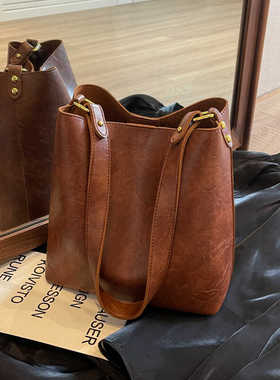 高级感复古大容量包包女2026新款秋冬时尚通勤水桶包百搭斜挎包潮