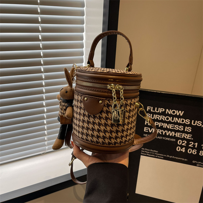 新款水桶包流行千鸟格大容量秋冬复古包包女2025新款单肩斜挎包,箱包皮具/热销女包/男包,水桶包,淘宝优惠券,粉丝福利购,淘宝优惠卷