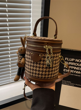 新款水桶包流行千鸟格大容量秋冬复古包包女2026新款单肩斜挎包