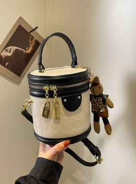 今年流行时尚手提小水桶包包女2026新款潮高级质感小众单肩斜挎包