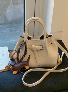 小众设计时尚百搭水桶包女新款简约休闲水桶包高级通勤单肩斜挎包