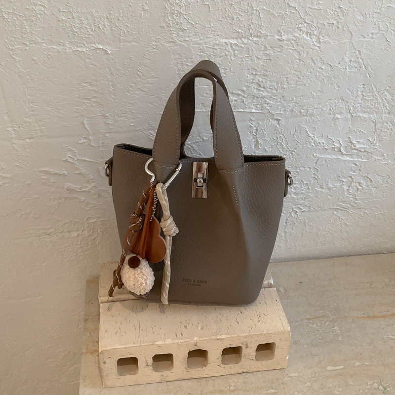 2026新款洋气时尚百搭水桶包女小众轻便收益宝高级通勤单肩斜挎包,箱包皮具/热销女包/男包,水桶包,淘宝优惠券,粉丝福利购,淘宝优惠卷