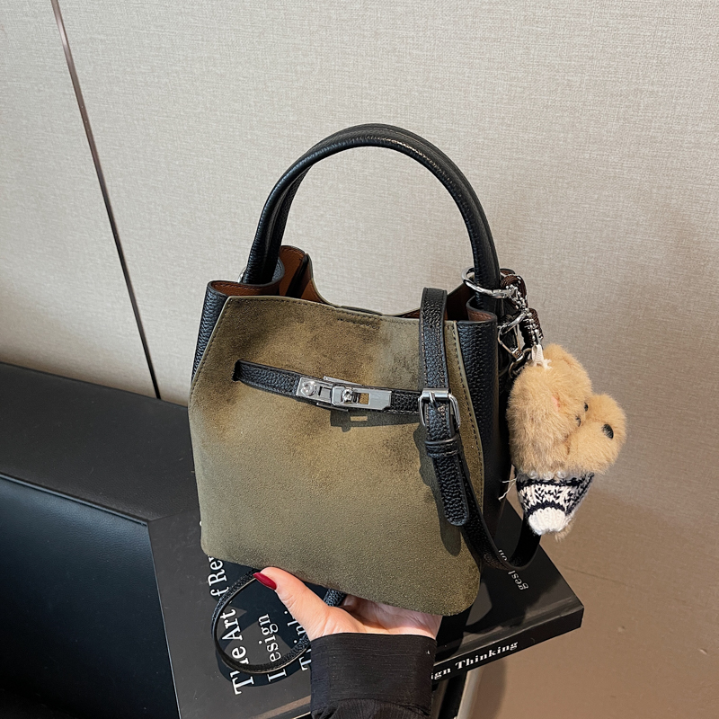 2025新款高颜值轻奢复古水桶包