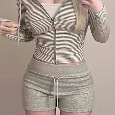 2025韩版纯欲风夏季新款修身显腿长百搭包臀短裤+条纹连帽卫衣潮