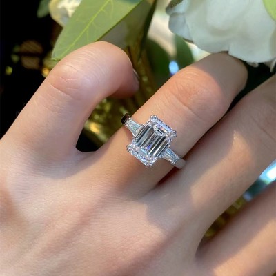 祖母绿切枕形垫形钻戒