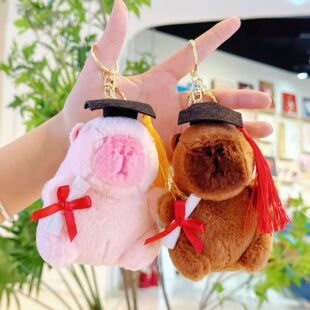 毕业博士卡皮巴拉小挂件毛绒玩具水豚书包挂饰钥匙扣乌龟公仔批发