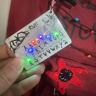 怪奇物语周边挂件发光闪烁灯挂饰第五季5达达钥匙扣卡片灯