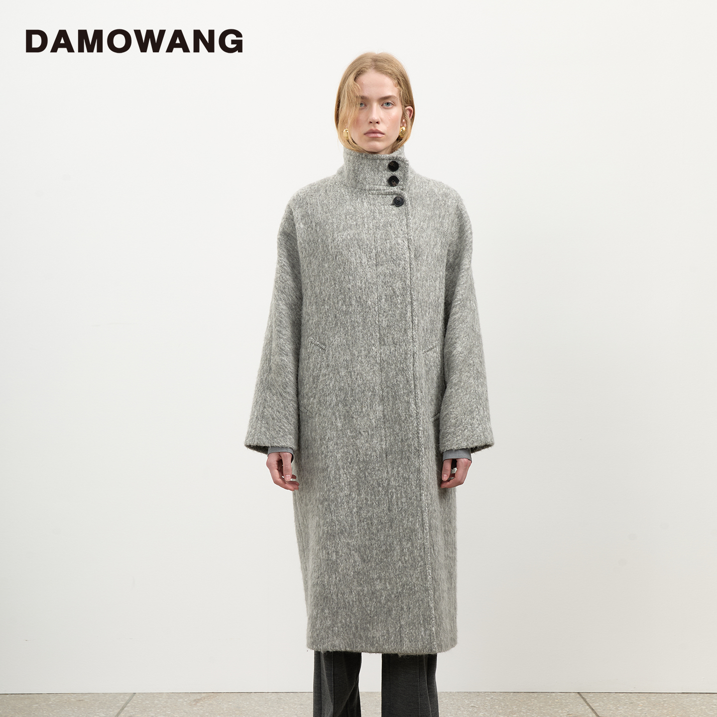 DAMOWANG 2025秋冬新款立领廓形长款羊毛大衣高级灰色百搭风衣女