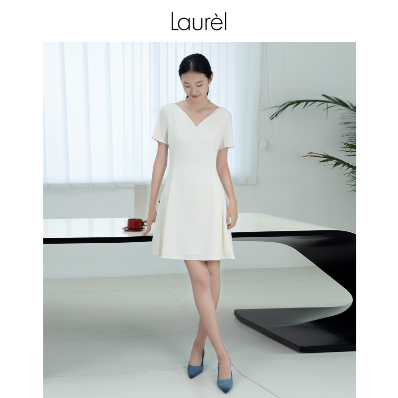 LAUREL圆领收腰褶皱连衣裙